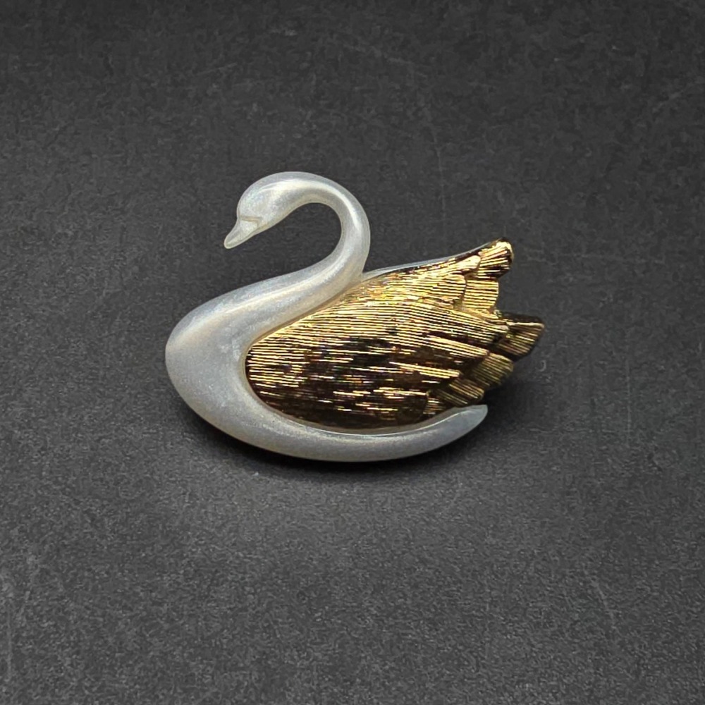 Avon 1985 Graceful Swan Brooch Faux Pearl Gold Tone Bird Vintage